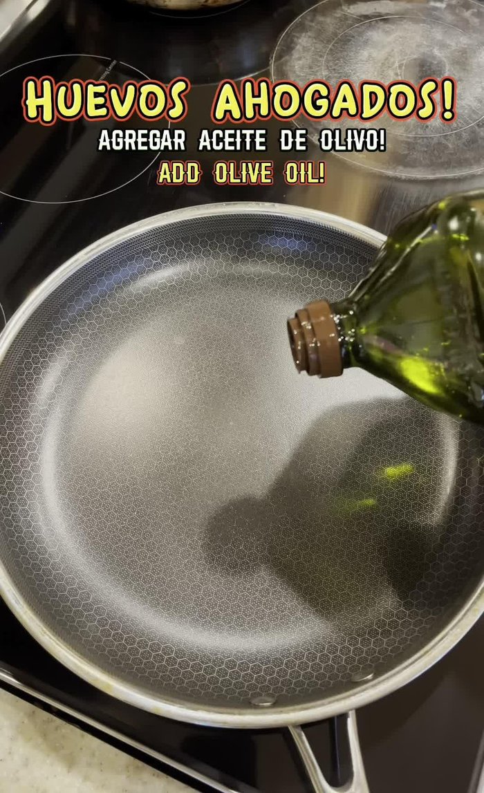 En un sartén, agrega un chorro de aceite de oliva (o el que prefieras).