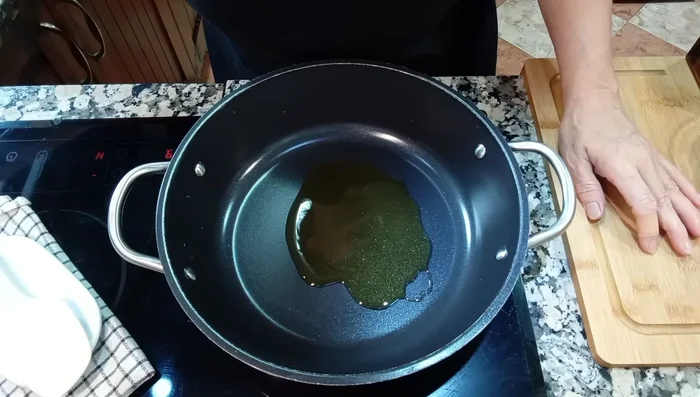 Preparar la bechamel: Sofreír cebolla con aceite de oliva, sal y pimienta. Añadir harina y sofreír hasta dorar.