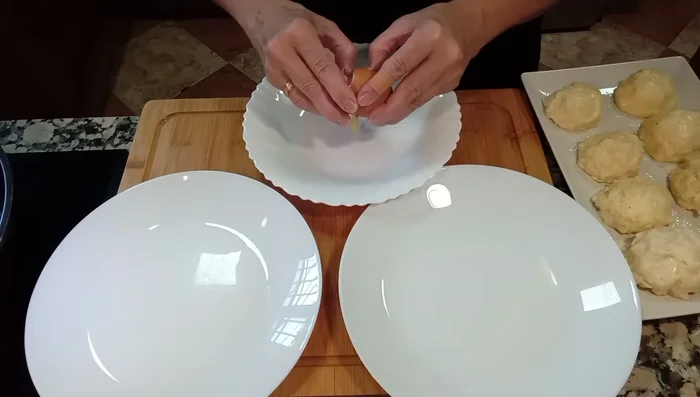 Preparar el rebozado: Batir un huevo o dos. Preparar recipientes con harina y pan rallado.