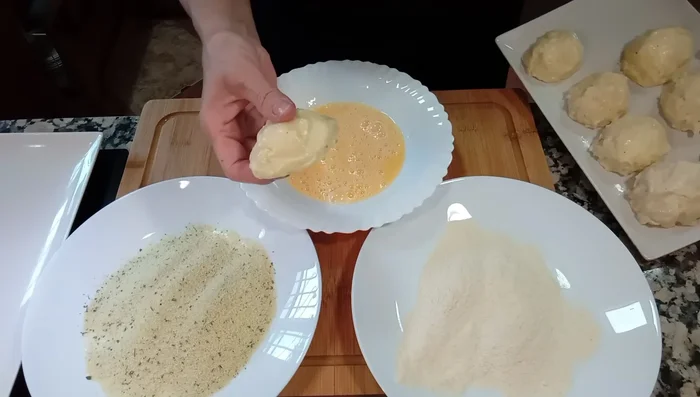 Pasar cada huevo con bechamel por harina, huevo batido y pan rallado. Reservar.