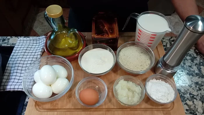 Cocer los huevos durante 10 minutos en agua hirviendo con sal. Enfriar en agua fría y pelar.