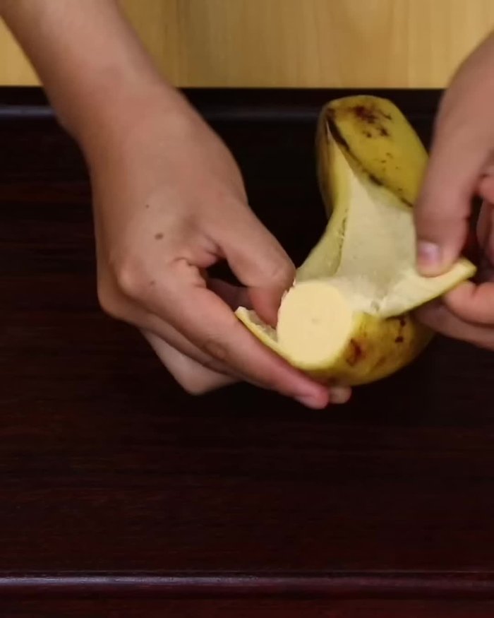 Retirar las puntas a un plátano, pelarlo, cortarlo y reservarlo.