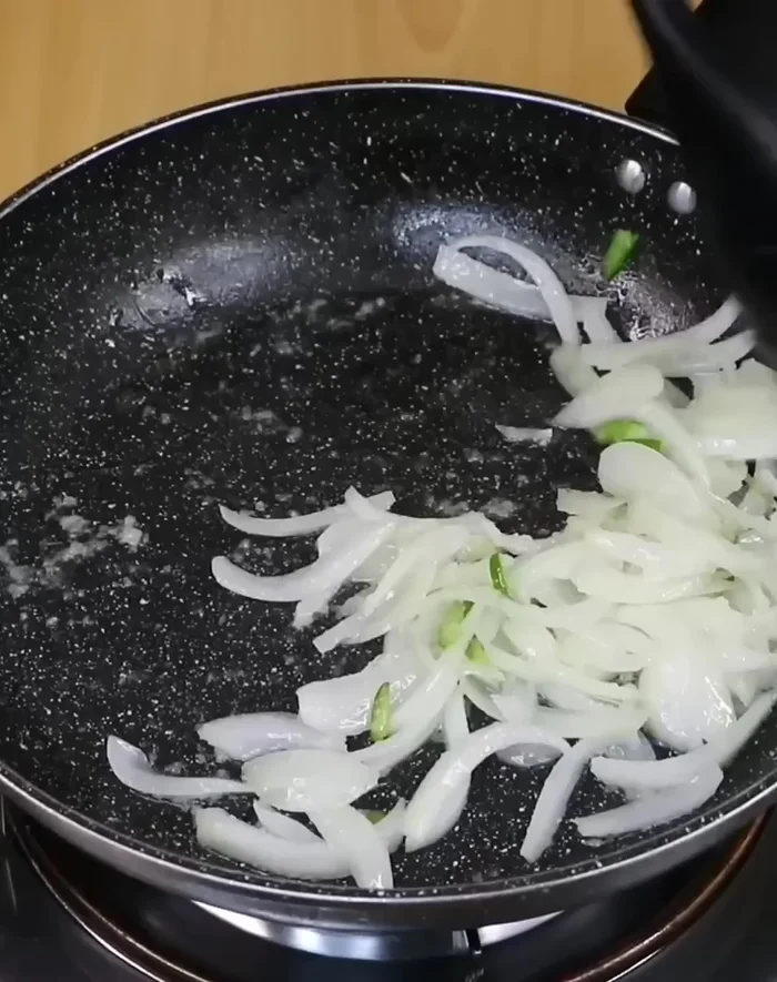 Agregar el tomate y seguir sofriendo. Tapar y cocinar unos minutos.