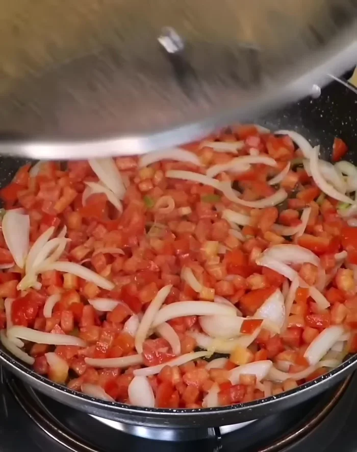 Agregar agua, cilantro, sal y pimienta. Remover para incorporar.