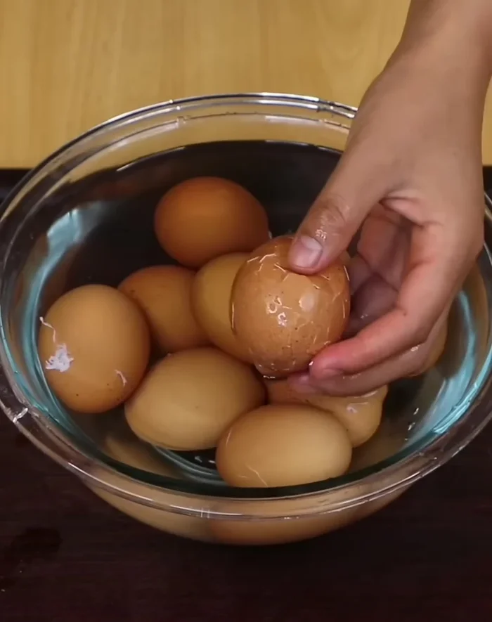 Retirar con cuidado las cáscaras de los huevos cocidos.