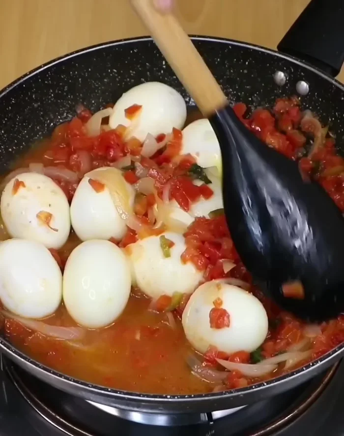 Agregar los huevos a la sartén con los demás ingredientes y mezclar.