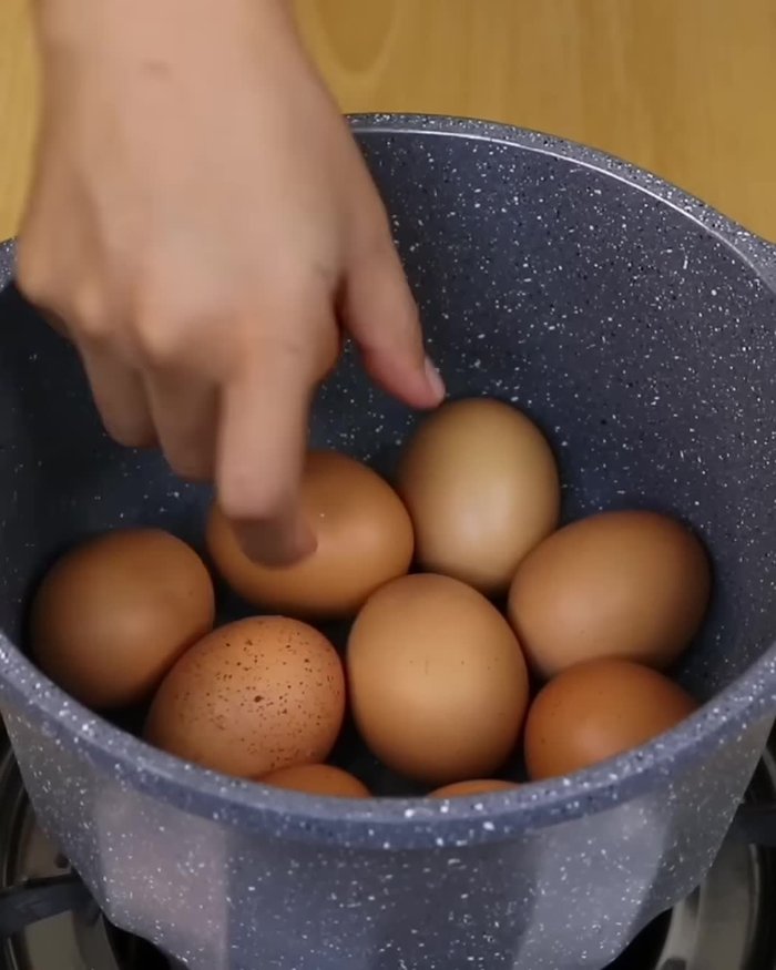 Agregar huevos en una olla mediana y cubrir con agua. Cocinar durante 10 minutos.