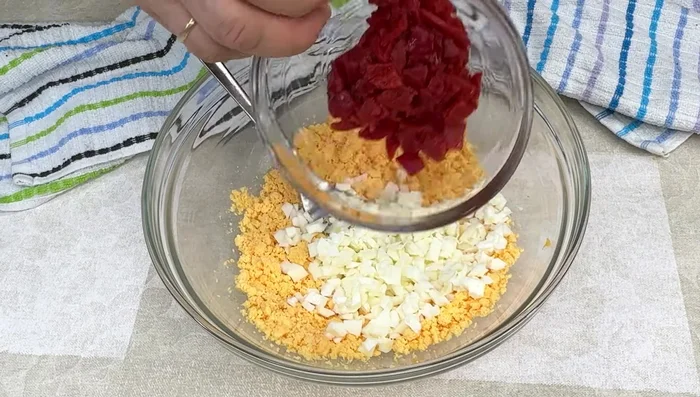 Picar los pimientos de piquillo y la lechuga.