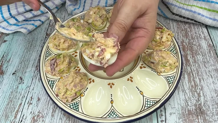 Rellenar las mitades de los huevos con la mezcla.