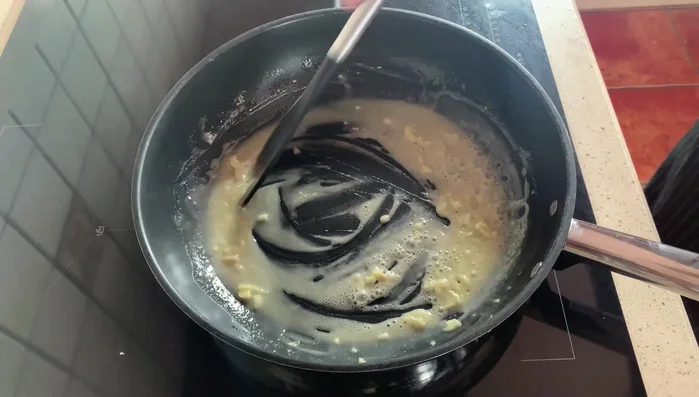 Añadir un vaso del caldo colado de los mejillones y remover hasta que la salsa espese.