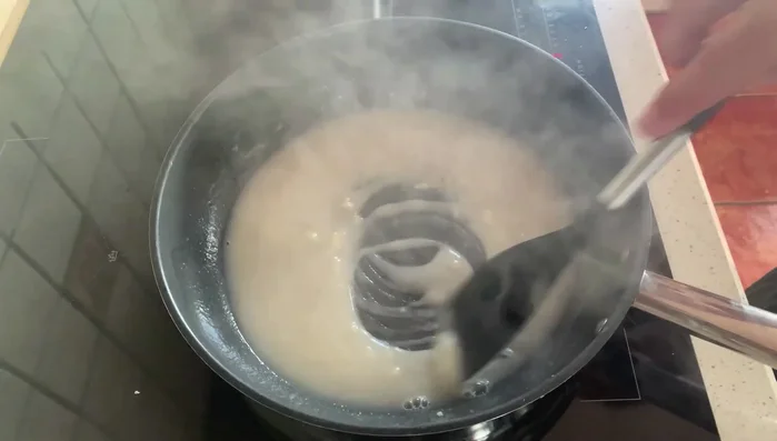 Incorporar la salsa de tomate y mezclar bien.
