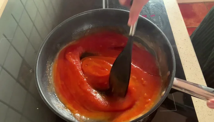 Agregar una buena cantidad de salsa picante al gusto.