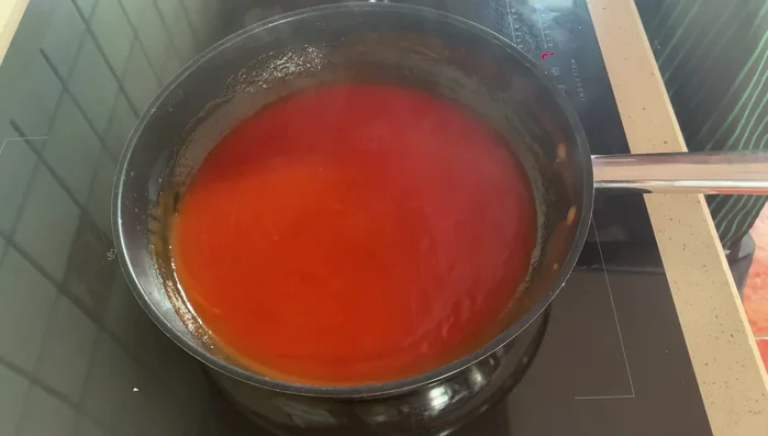 Añadir los mejillones (quitando una de las conchas) a la salsa picante.