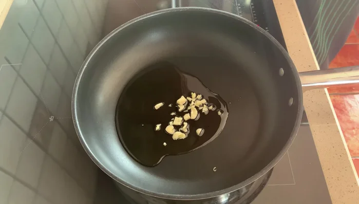 En una sartén, sofreír 2 dientes de ajo finamente picados en aceite de oliva.
