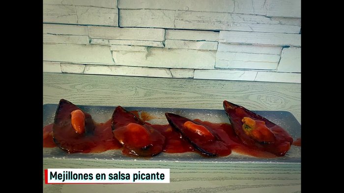 Calentar el vino blanco en una cazuela. Agregar los mejillones, tapar y esperar a que se abran. Retirar y reservar los mejillones a medida que se abren.