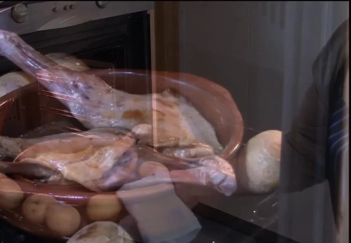 Pasada una hora y 45 minutos, dorar las paletillas por ambos lados, pintándolas con manteca de cerdo.