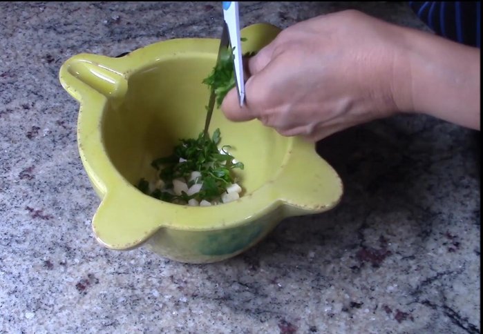 Preparar un majadito con perejil, ajo y sal. Añadir aceite de oliva virgen extra y mezclar.