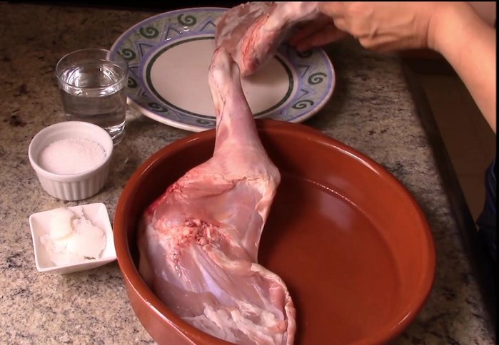 Colocar las paletillas en un recipiente (algo justo para que queden jugosas). Agregar sal gorda y un poco de agua.