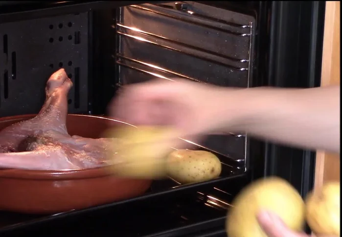 Añadir patatas al horno para asarlas.