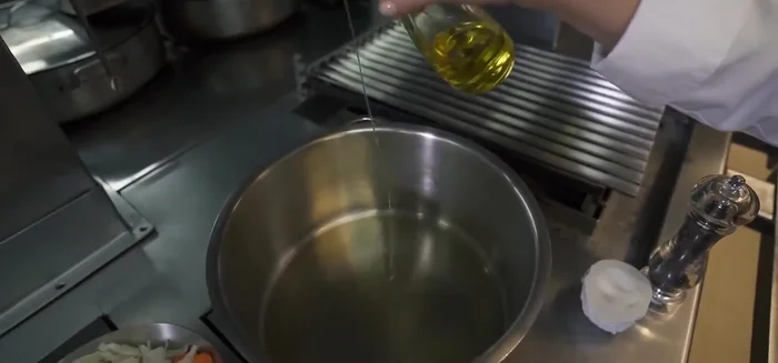 Añadir aceite de oliva a la sartén y dorar la carne por todos lados.