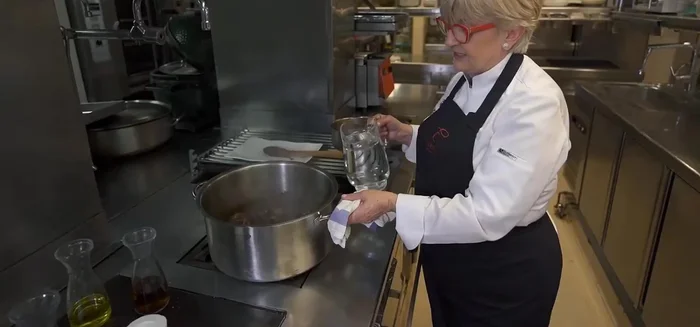Añadir agua hasta cubrir la carne y dejar cocer a fuego lento durante al menos tres horas.