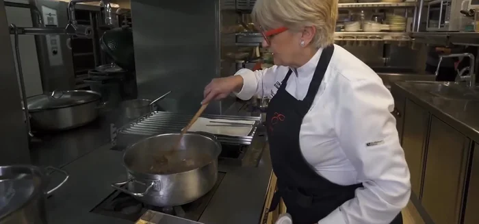 Sacar la carne de la olla y dejarla reposar.