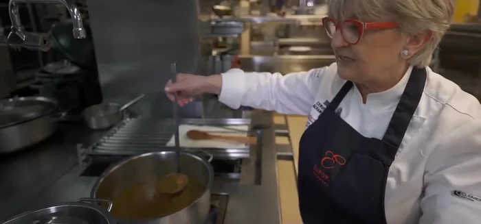 Pasar la salsa por un colador fino y dejarla reducir.