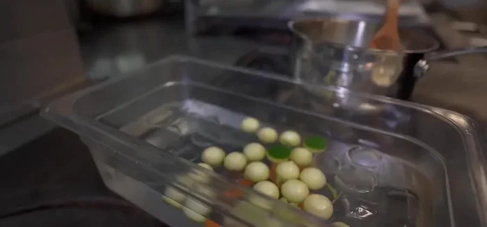 Cocer las verduras separadamente en agua hirviendo para mantener su color.