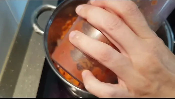 Añadir la verdura triturada, cubrir con agua (aprovechando el líquido de la batidora si lo usaste) y cubrir la carne completamente.
