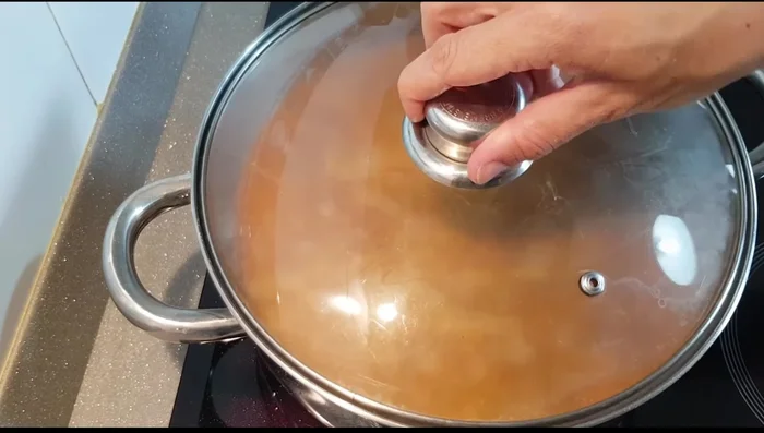 Cocinar a fuego medio-bajo con la tapadera entreabierta durante 45 minutos a 1 hora (o más, según la carne y el método de cocción).