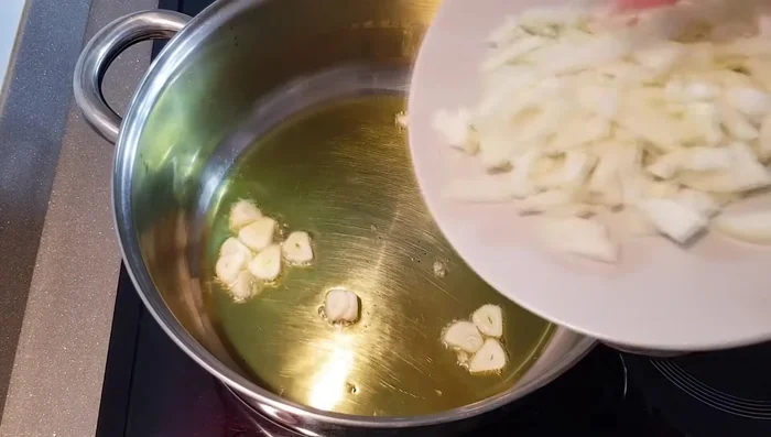Calentar aceite en una cacerola y dorar el ajo, la cebolla y el puerro.