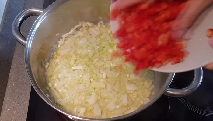 Añadir el pimiento rojo y dorar todas las verduras.