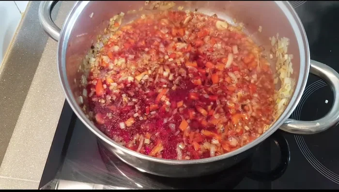 Una vez pochada la verdura, añadir el vino y llevar a ebullición para evaporar el alcohol. Triturar la verdura en la misma olla.