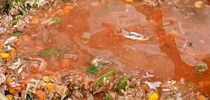 Cocinar a fuego alto hasta que el arroz se seque. Luego, tapar la olla y cocinar a fuego bajo por 15 minutos. (132.18)