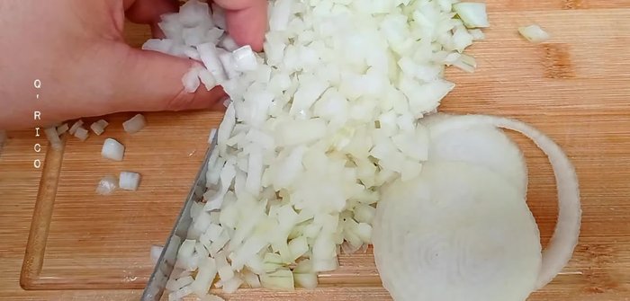 Cortar finamente la cebolla, el pimentón y el cilantro. Reservar. (7.75)