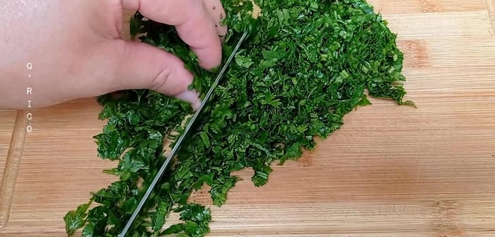 En una olla, agregar aceite vegetal a fuego alto. Dorar un puñado de pasta cabello de ángel y reservar. (41.579)