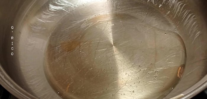 Incorporar el ajo picado y el pimentón. Sofreír por 3 minutos. (61.579)