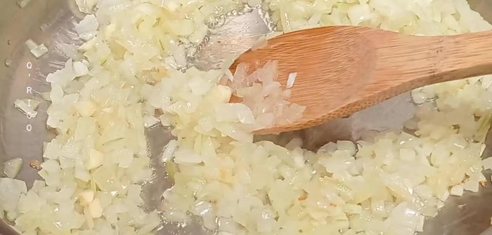 Agregar el mix de verduras y el cilantro. Mezclar y cocinar por 3 minutos. (70.17)