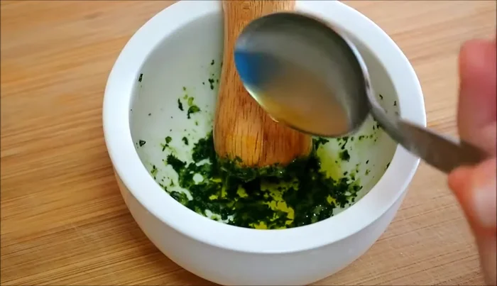 Añadir 2 cucharadas de aceite de oliva y el zumo de medio limón al majado. Mezclar bien.