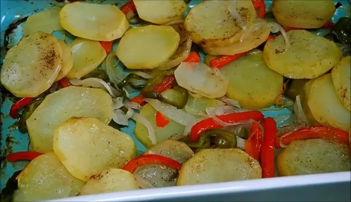 Sacar las patatas del horno (ya casi hechas) y colocar las caballas encima.