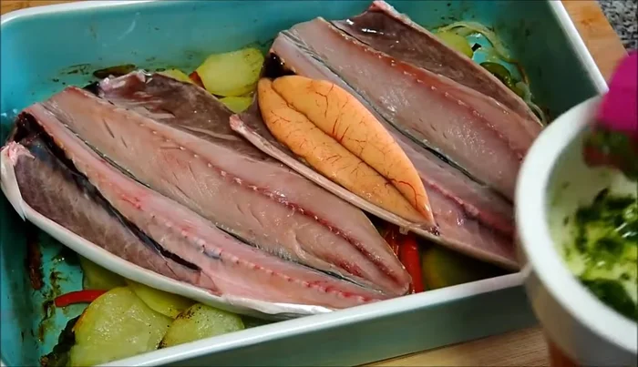 Cubrir las caballas con la mezcla de ajo, perejil y limón.