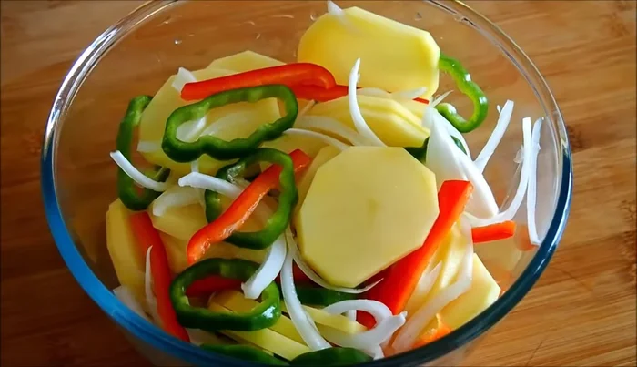 En un recipiente apto para horno, añadir un chorrito de aceite de oliva.