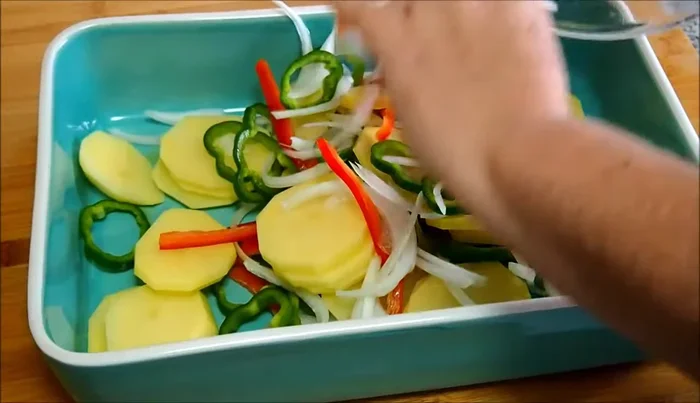 Agregar las patatas, pimientos y cebollas al recipiente. Sazonar con sal y pimienta.
