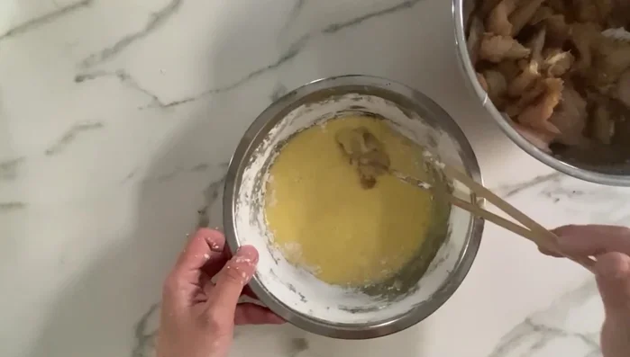 Pasar cada filete de pescado por la mezcla de huevo y almidón. [126.929]