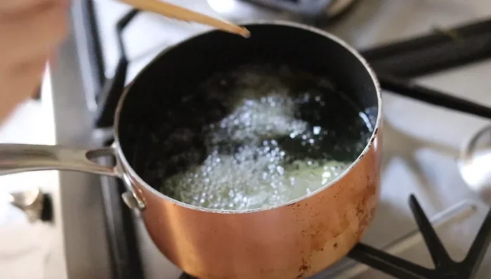 Freír los filetes de pescado en aceite caliente hasta que estén dorados. [152.17]