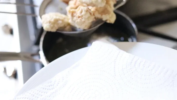 Escurrir el exceso de aceite en un plato con papel absorbente. [187.12]