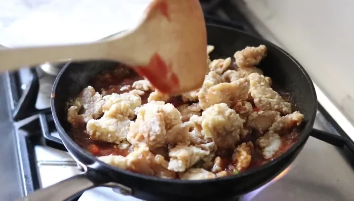 Agregar el pescado frito a la salsa agridulce. Mezclar bien. [263.01]