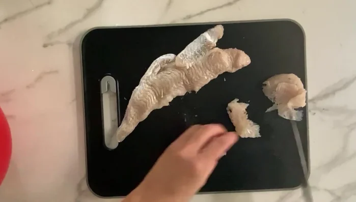 Cortar los filetes de pescado en porciones finas. [43.69]