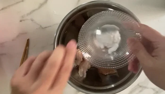 Marinar el pescado en un bol con vino para cocinar, sal, aceite de sésamo, pimienta y salsa de soja durante 30 minutos. [70.83]