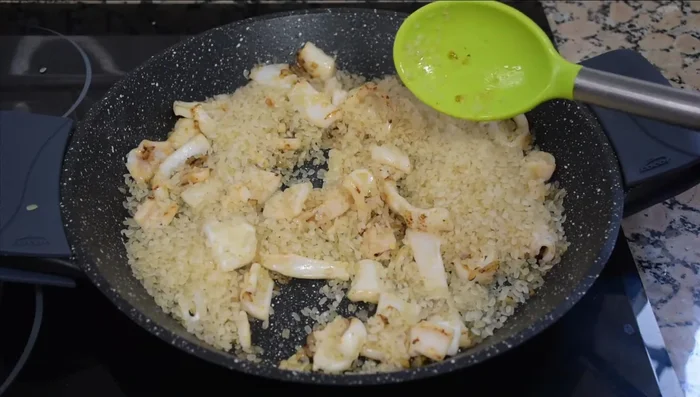 Añadir el arroz y dorarlo ligeramente durante un par de minutos. (231.7)